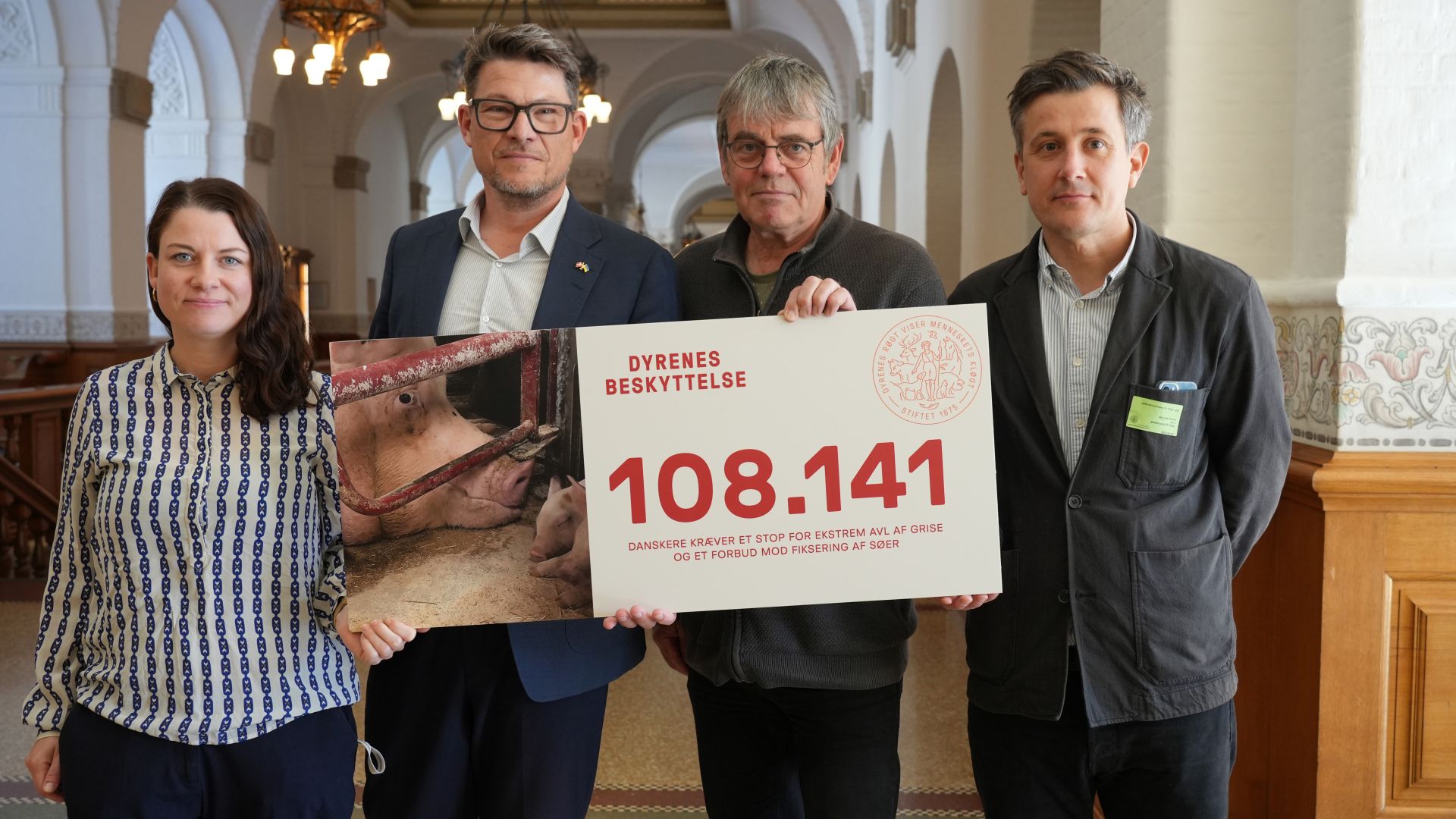 Helene Brydensholt (ALT), Claus Jørgensen (SF), Søren Egge (EL) og Andreas Hjørnholm, Chef for Public Affairs i Dyrenes Beskyttelse. Foto: Thomas Degner. Helene Brydensholt (ALT), Claus Jørgensen (SF), Søren Egge (EL) og Andreas Hjørnholm, Chef for Public Affairs i Dyrenes Beskyttelse