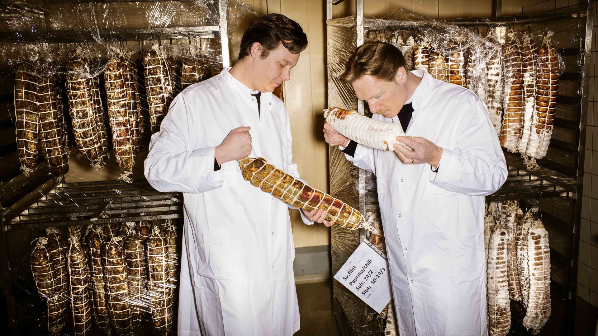 Steen Aalund Olsen og Torben Bager ser nærmere på nogle af de lufttørrede produkter, der lige nu eksperimenteres med hos Løgismose Meyers.