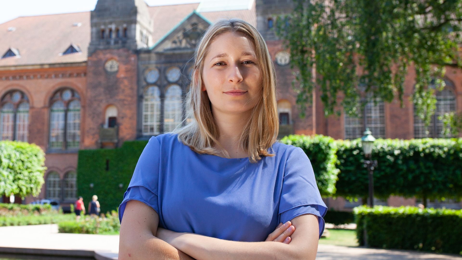 Kira-Marie Peter Hansen, portrætfoto i Bibliotekshaven ved Christiansborg